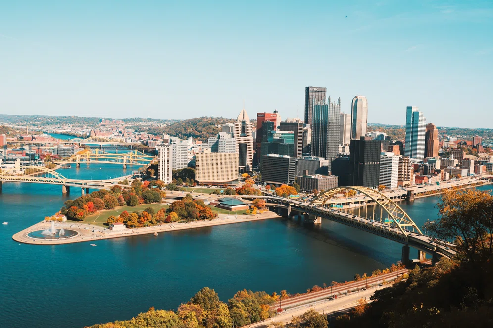 Vista aérea del centro de Pittsburgh con vistas a un puente y un río, a 30 minutos al sur de la nueva ubicación.